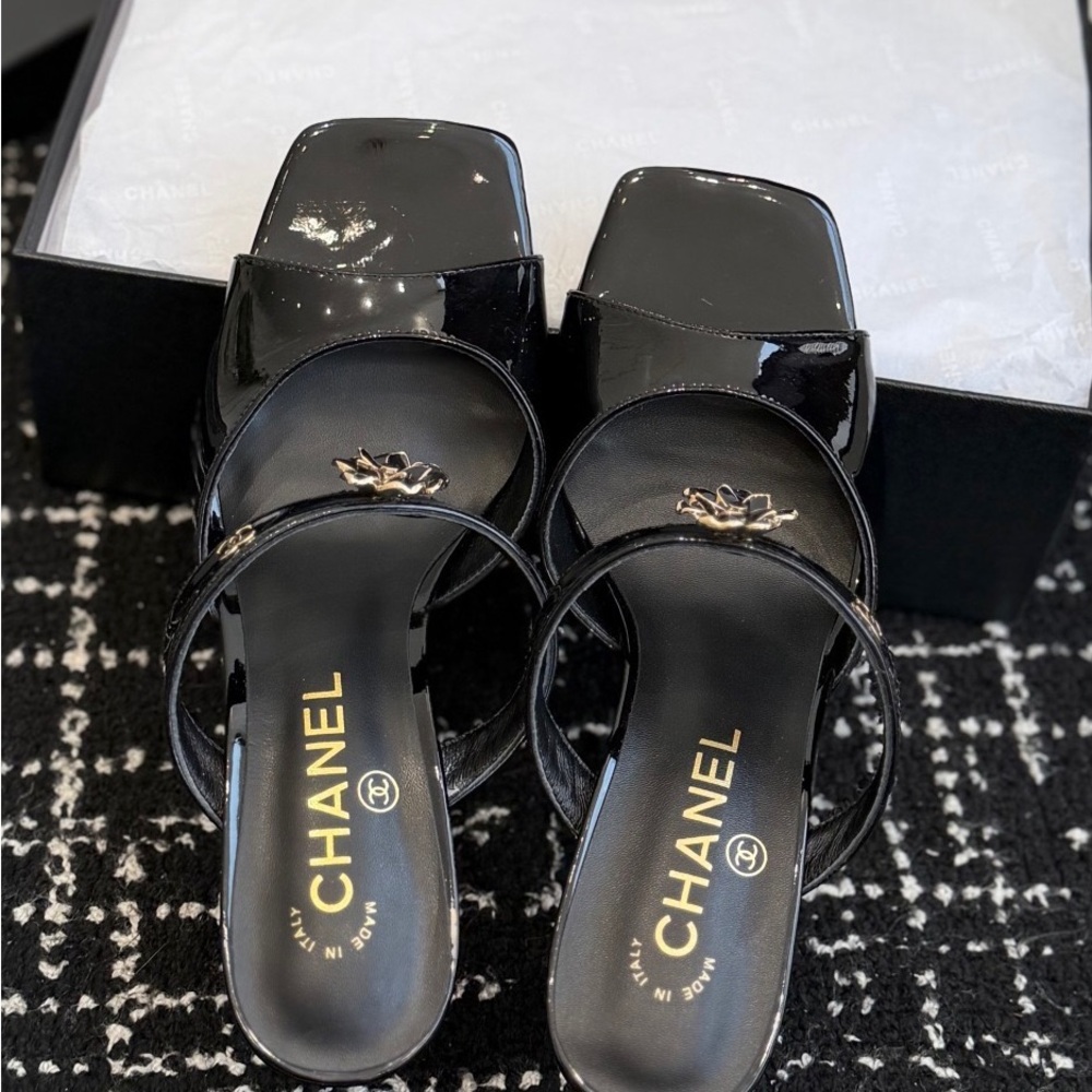 CHANEL Glossy Black Heels with Floral Embellishment - Picture 4 of 5